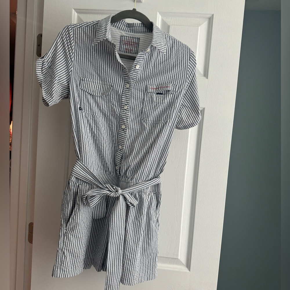Vineyard Vines performance romper with American Flag detail gray and white